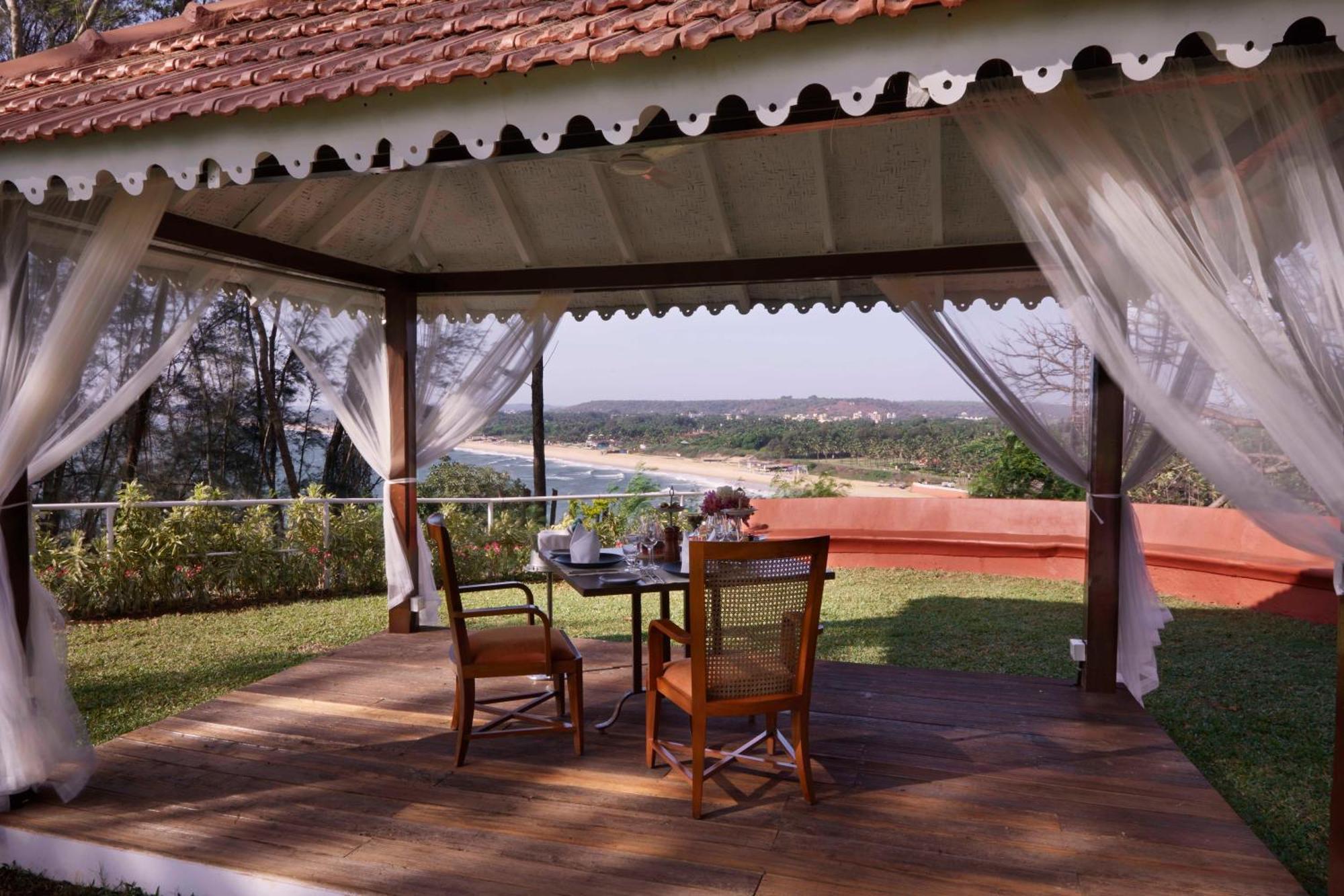 Sinquerim Taj Fort Aguada Resort & Spa, Goa מראה חיצוני תמונה A view of the beach from the resort
