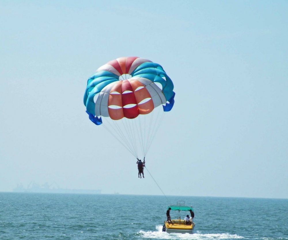 Sinquerim Taj Fort Aguada Resort & Spa, Goa מראה חיצוני תמונה Parasailing in Pattaya, Thailand